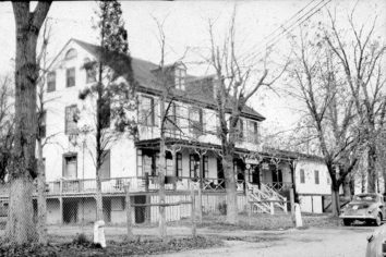 1920 photo of the Augustine Beach Hotel